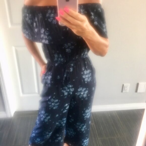 JACK by BBDakota Navy with blue floral off shoulder jumpsuit size small - Picture 4 of 9